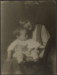 [Florence tiene il bambino]