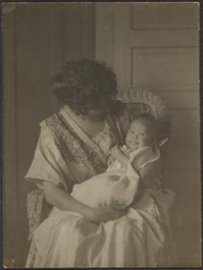 [Florence tiene il bambino sulla sedia a dondolo] da Louis Fleckenstein