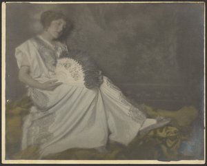 [Firenze seduta con grande ventaglio] da Louis Fleckenstein