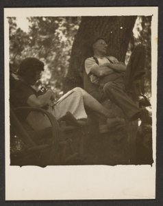 [Florence e il marito nel bosco]