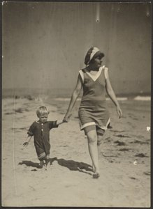 [Firenze e il bambino a passeggio sulla spiaggia]
