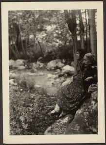 [Florence e la signora Fleckenstein presso il ruscello della foresta].