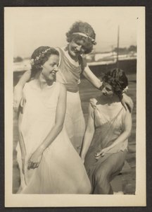 [Firenze con le amiche in costumi sgargianti] da Louis Fleckenstein