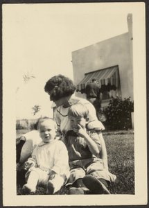 [Firenze con due bambini sul prato] da Louis Fleckenstein