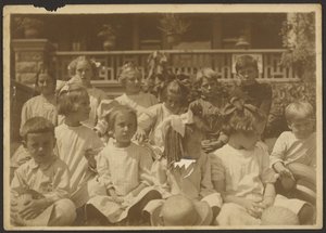 [Gruppo di bambini davanti al portico] da Louis Fleckenstein