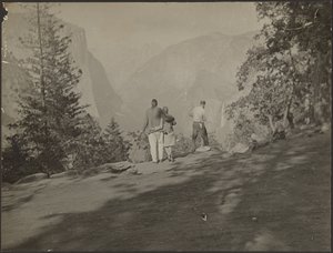 [Gruppo di escursionisti che guardano la vista] da Louis Fleckenstein
