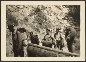 [Gruppo di uomini che camminano] da Louis Fleckenstein