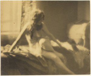 [Mezzo nudo reclinato sul letto]