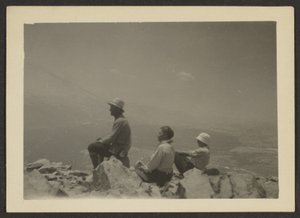 [Escursionisti seduti sulle rocce]