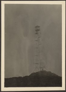 [Paesaggio con torre elettrica]