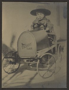 [Bambino seduto in un