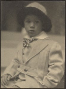 [Bambino con un bel vestito]