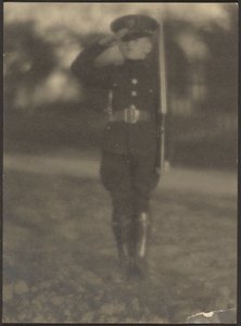 [Ragazzo in uniforme]