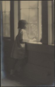 [Bambina che guarda fuori dalla finestra] da Louis Fleckenstein