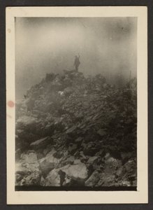 [Uomo in cima a un cumulo di rocce] da Louis Fleckenstein