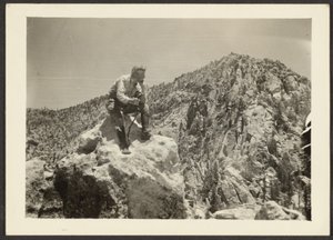 [Uomo in cima alle rocce]