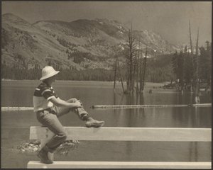 [Uomo seduto su una panchina in riva al lago] da Louis Fleckenstein