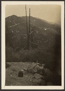 [Uomo seduto sulla collina]