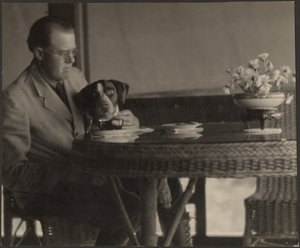[Uomo e cane seduti a tavola] da Louis Fleckenstein