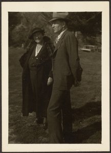 [Uomo e donna in piedi nell