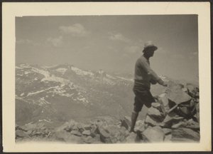 [Uomo in un paesaggio montano]
