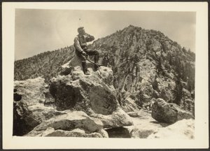 [Uomo seduto sulle rocce]