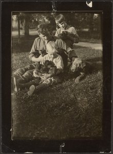 [Uomo con bambini e cuccioli in cortile] da Louis Fleckenstein