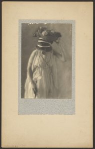 [Modello in costume classico]