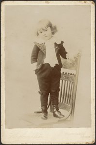 [Ritratto di bambino in piedi su una sedia] da Louis Fleckenstein