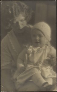 [Ritratto di madre con il bambino in grembo]