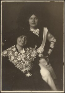 [Ritratto di due donne in abiti ornamentali]. da Louis Fleckenstein