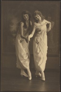 [Ritratto di due giovani donne in abiti coordinati]. da Louis Fleckenstein
