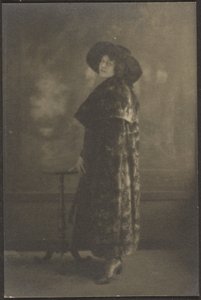 [Ritratto di donna in cappotto lungo davanti all