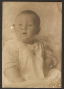 [Ritratto di un bambino in abito di pizzo]. da Louis Fleckenstein