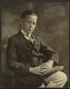 [Ritratto di ragazzo con berretto sul ginocchio]