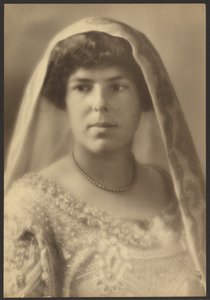 [Ritratto di una sposa con abito di perline].