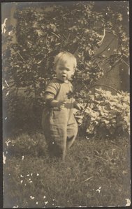 [Ritratto di bambino in giardino]