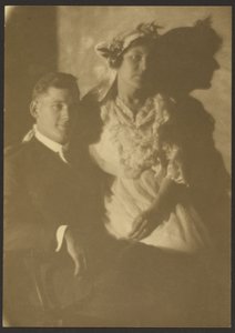 [Ritratto di uomo e donna con cappello a fiori] da Louis Fleckenstein