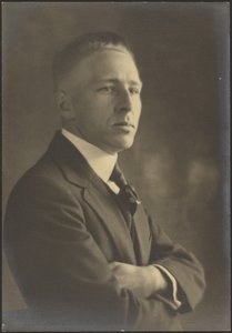 [Ritratto di un uomo con le braccia incrociate]. da Louis Fleckenstein