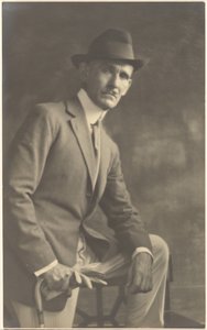 [Ritratto di uomo con bastone e guanti] da Louis Fleckenstein