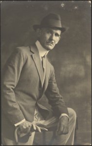 [Ritratto di uomo con bastone e guanti] da Louis Fleckenstein