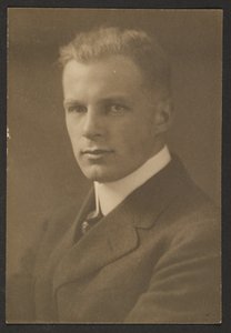 [Ritratto di uomo con taglio alla maschietta]. da Louis Fleckenstein