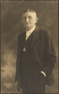 [Ritratto di uomo con orologio ornato]
