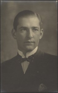 [Ritratto di uomo con papillon a pois] da Louis Fleckenstein