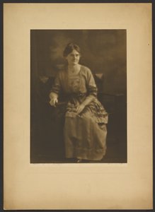 [Ritratto di donna seduta in abito con accenti di nastro]. da Louis Fleckenstein
