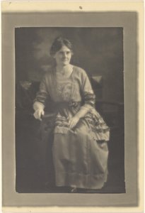 [Ritratto di donna seduta in abito con accenti di nastro]. da Louis Fleckenstein