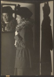 [Ritratto di donna, il suo riflesso e la sua ombra]. da Louis Fleckenstein