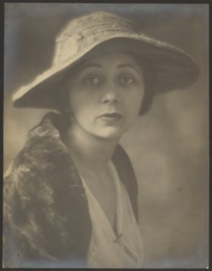 [Ritratto di donna con mantello di pelliccia] da Louis Fleckenstein
