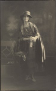 [Ritratto di donna appoggiata a una panchina]. da Louis Fleckenstein