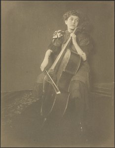 [Ritratto di donna che suona il violoncello]. da Louis Fleckenstein